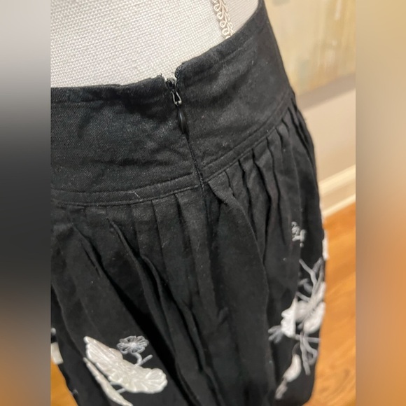 Carol Little embroidered black skirt, size 6 side zip excellent condition - Picture 5 of 11